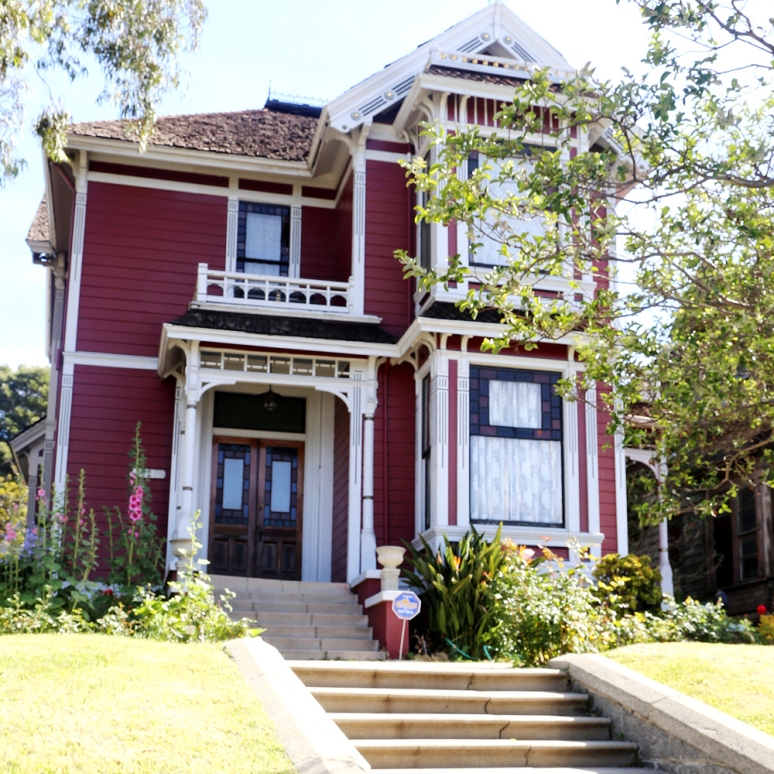 Самый знаменитый дом. Дом Зачарованных в Сан-Франциско. Зачарованные особняк Холливелл. Дом Зачарованных в Лос Анджелесе. Зачарованные дом Холливелл.